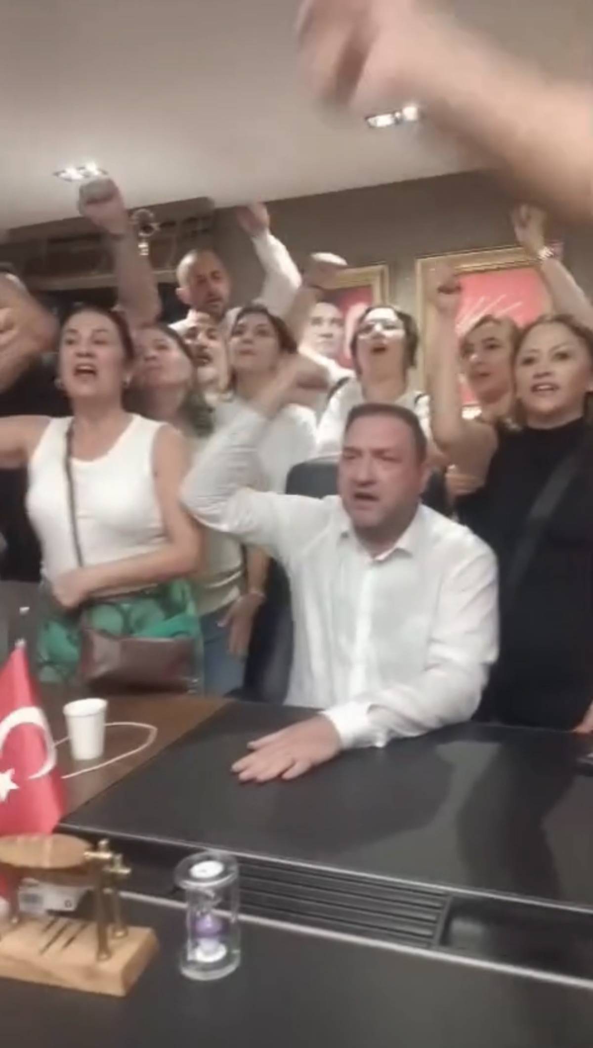 CHP İzmir'de olaylı gece: Taraflar arasında arbede çıktı!