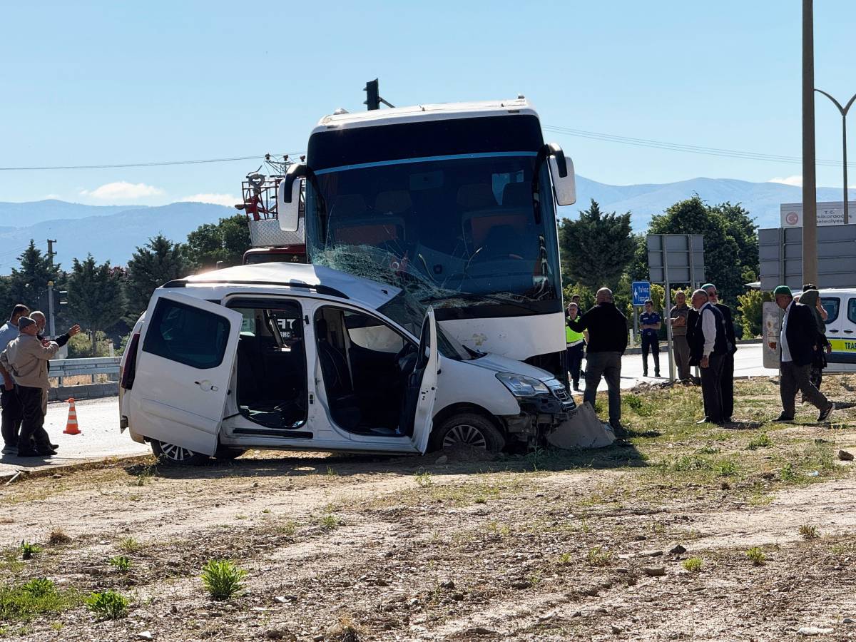 Tur otobüsü ile hafif ticari araç çarpıştı!