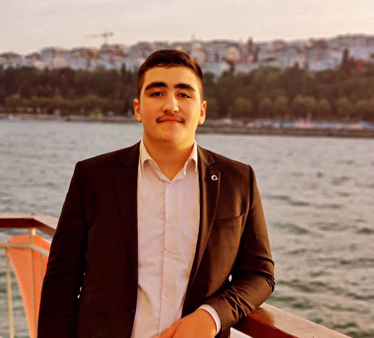 Tur otobüsü ile hafif ticari araç çarpıştı!