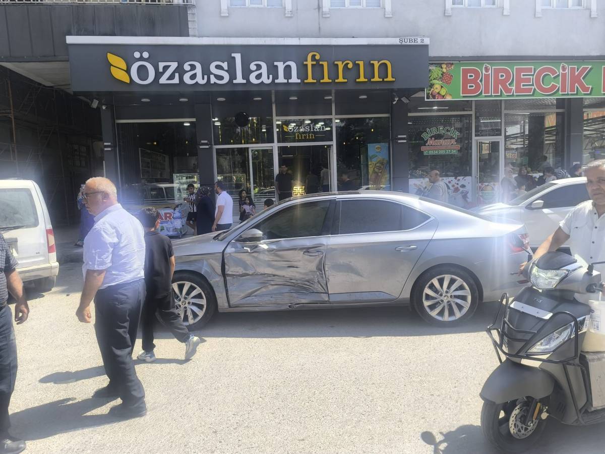 Urfa'da kaza anı kamerada! Biri ağır iki kişi yaralandı!
