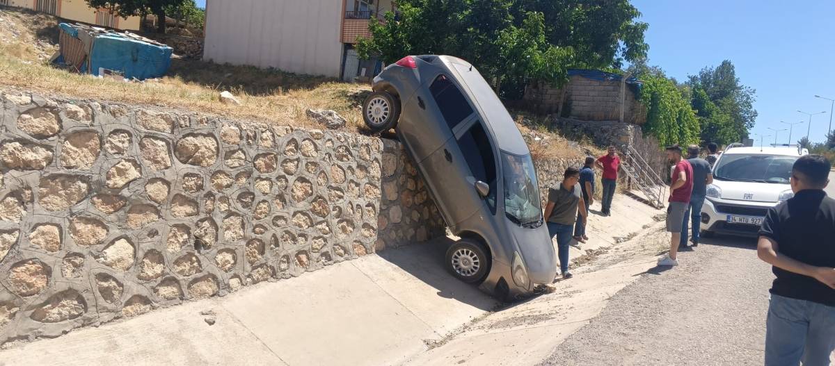 Otomobil istinat duvarından düştü!