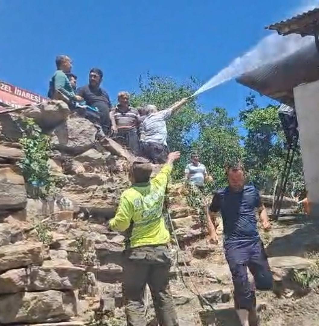 Yangın çıktığı ev kullanılamaz hale geldi!