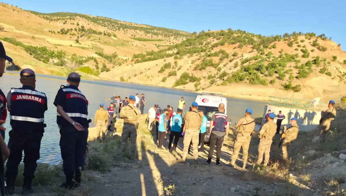 Serinlemek için girdiği gölette boğuldu!