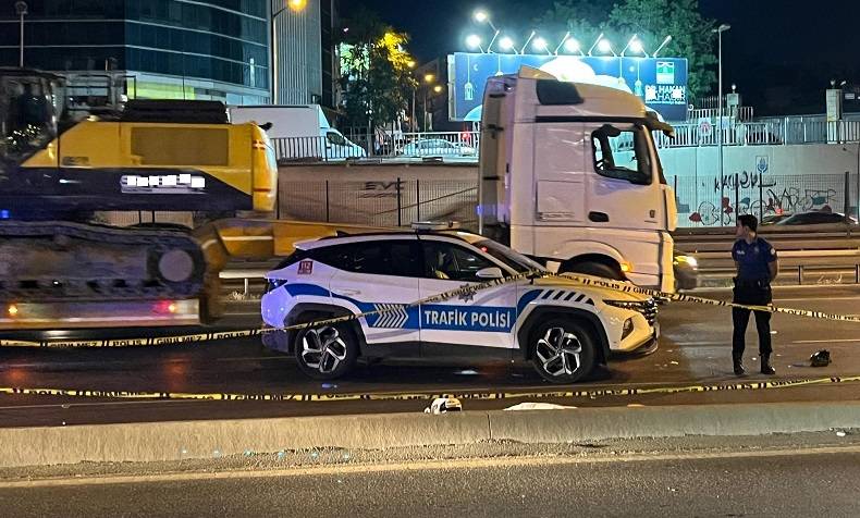 Kontrolden çıkan motosiklet direğe çarptı: 2 ölü