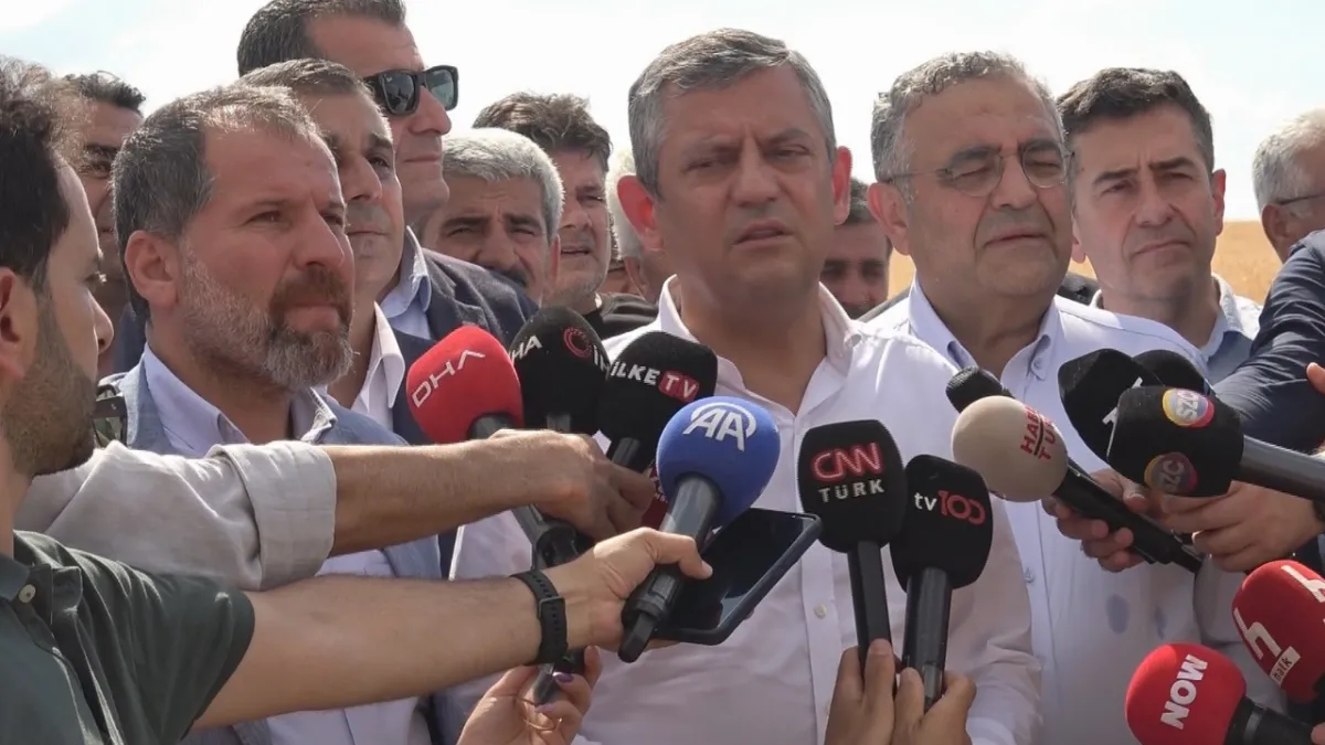 CHP Grup Başkanı Özel biçerdöverle buğday biçti'