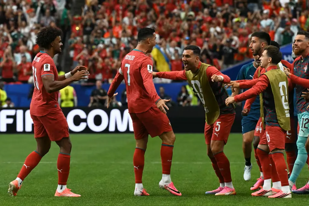 Cristiano Ronaldo tarihe geçti, Portekiz 5-0’la güldü