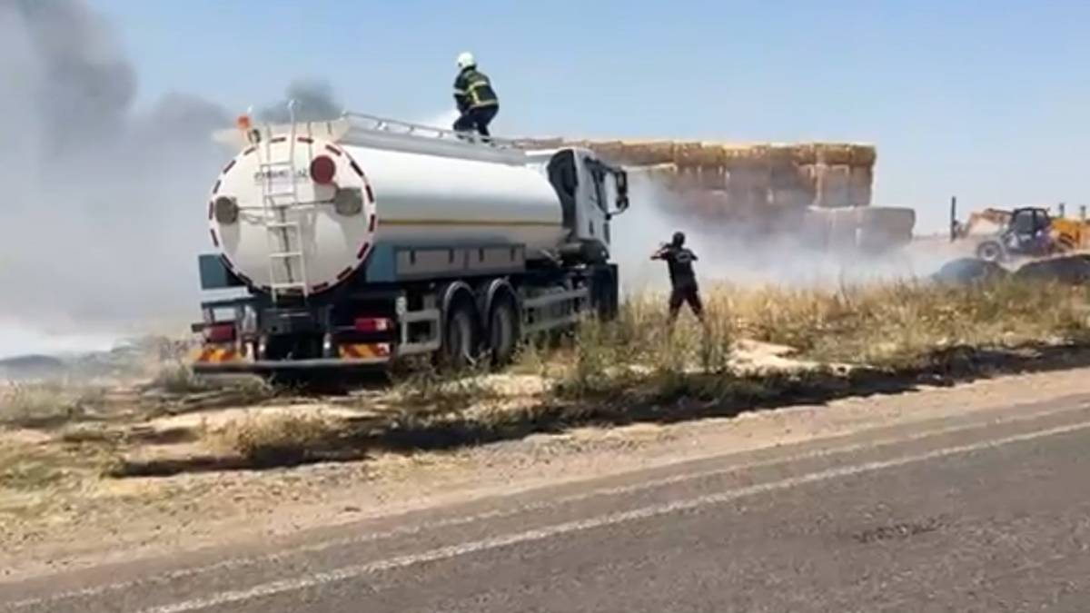 şanlıurfa'da saman  yüklü TIR alev topuna döndü!