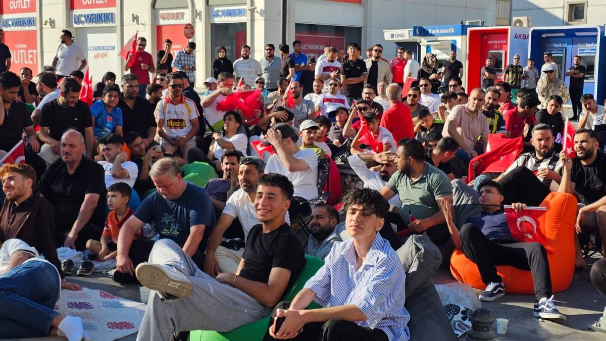Şanlıurfa'da vatandaşlar milli takım maçını dev ekrandan izledi!