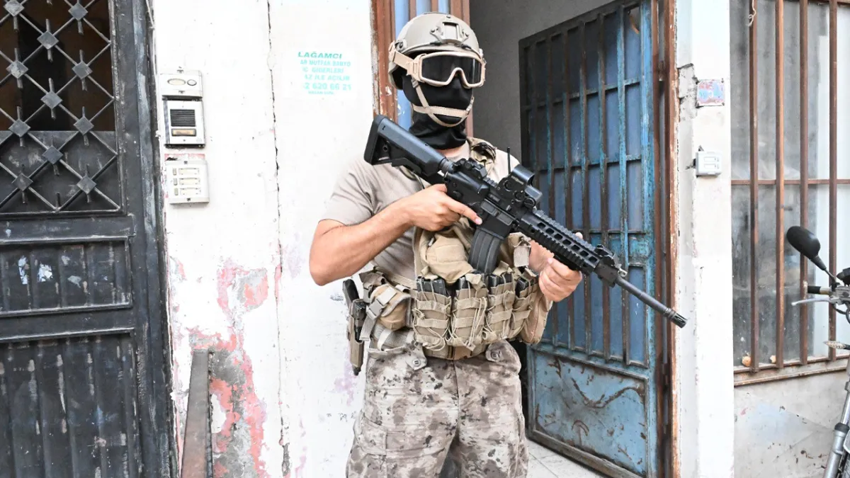 Zehir tacirlerine ağır darbe: Çok sayıda göz altı!
