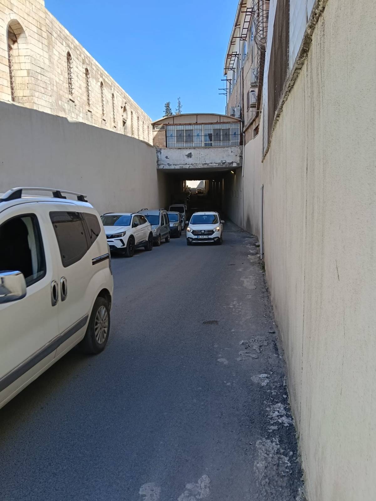 Urfa'daki altgeçide yapılan hatalı parka belediyeden kaldırım çözümü!