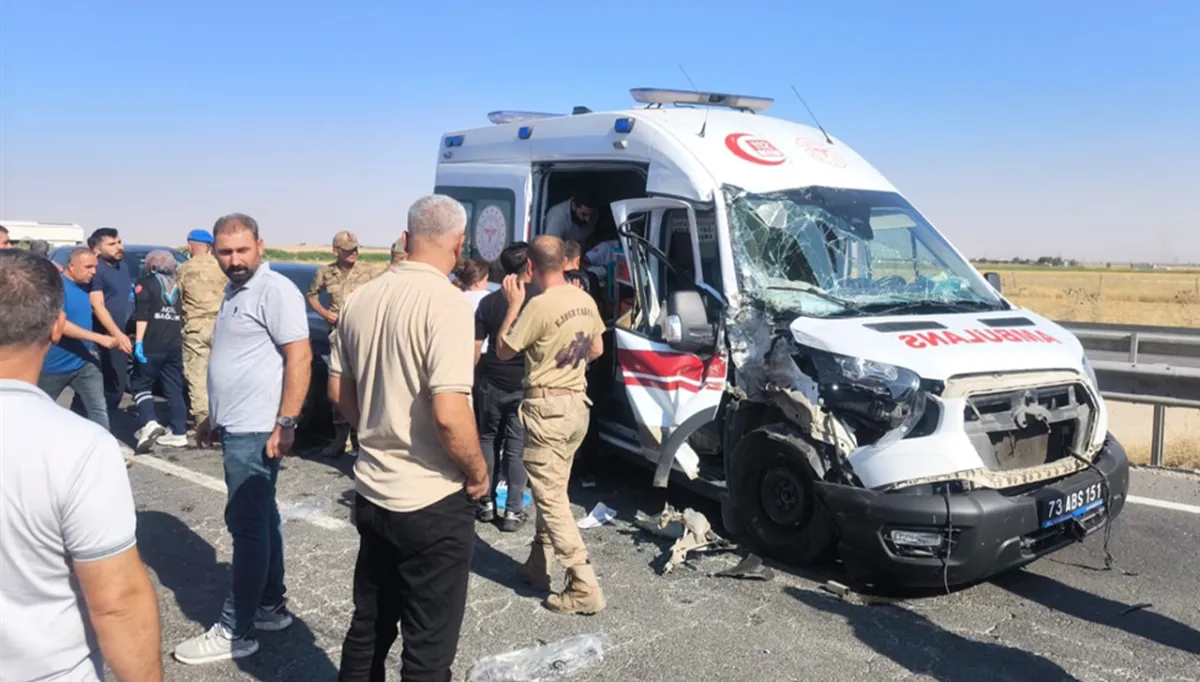 Ambulans zincirlemeye kazaya karıştı: Yaralılar var!
