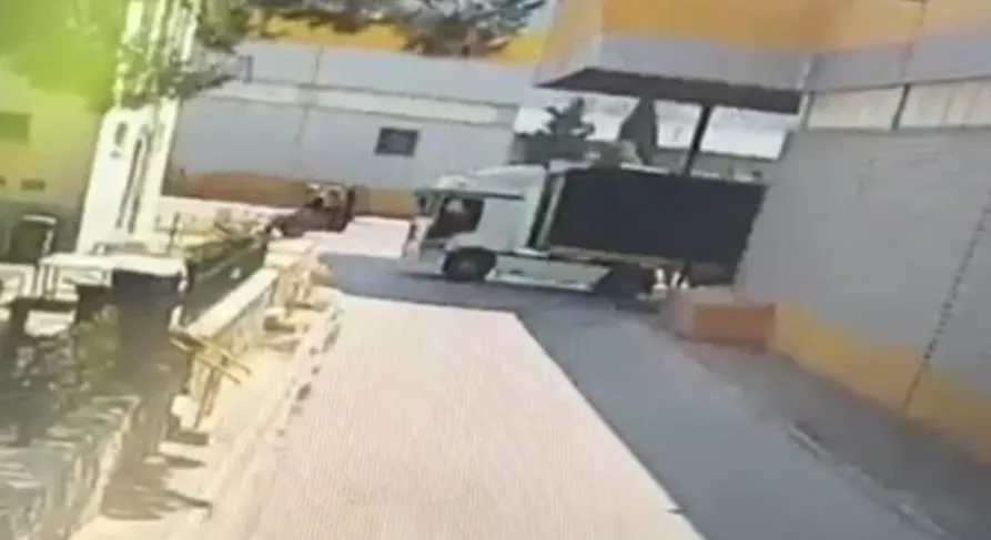 TIR ile forklift çarpıştı: Forklift sürücüsü feci şekilde can verdi!
