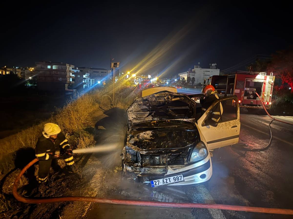 Seyir halindeki otomobil alev aldı