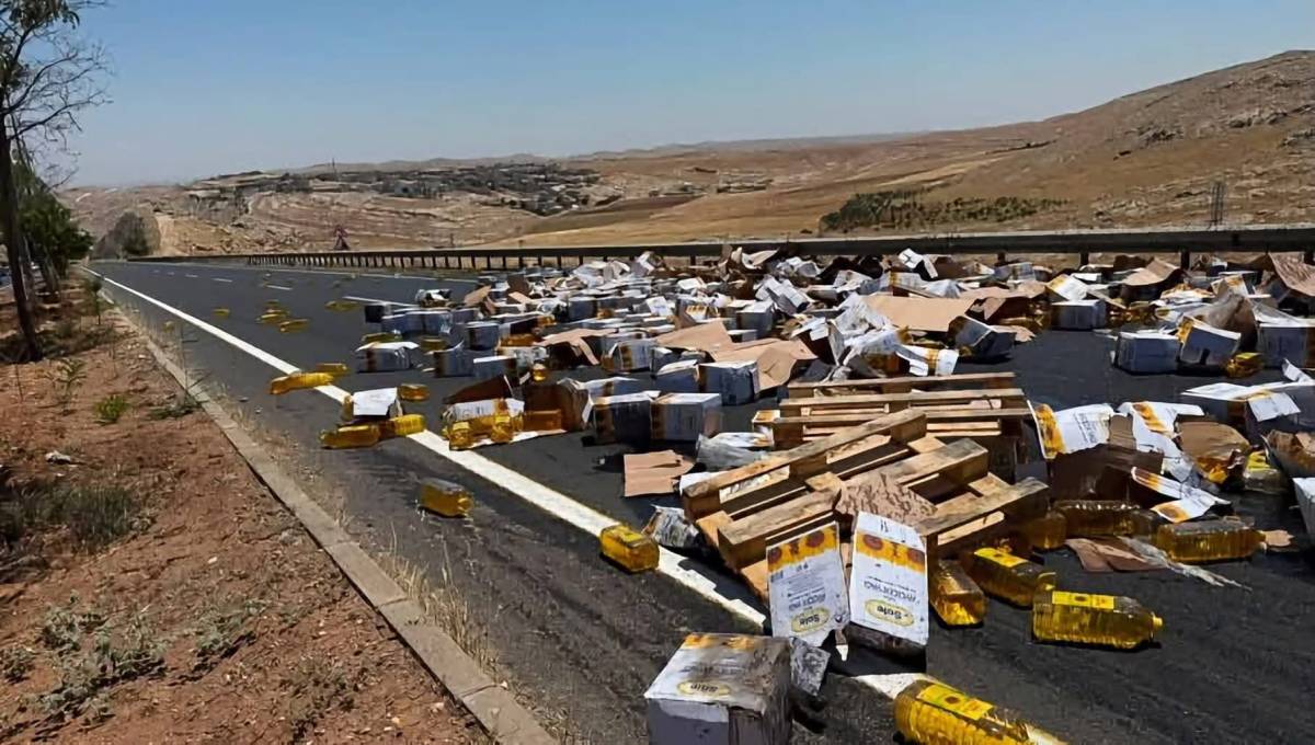Urfa'da devrilen TIR'daki yağ bidonları yola savruldu!