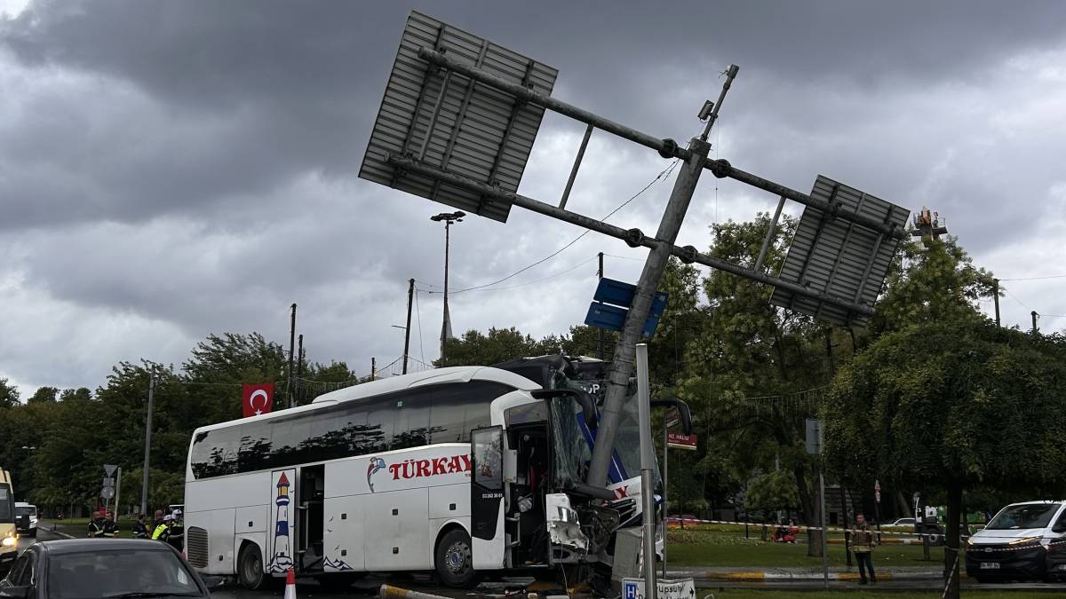 Yolcu otobüsü otomobile çarptı: 2’si ağır 30 yaralı!