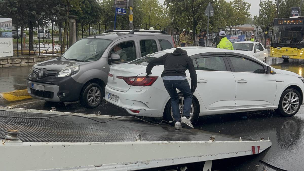 Yolcu otobüsü otomobile çarptı: 2’si ağır 30 yaralı!