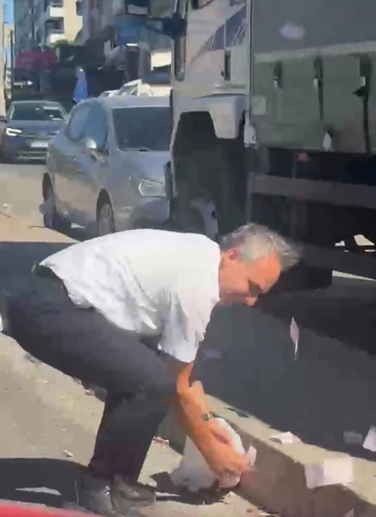 Deste deste paralar yola saçıldı: O anlar kamerada!