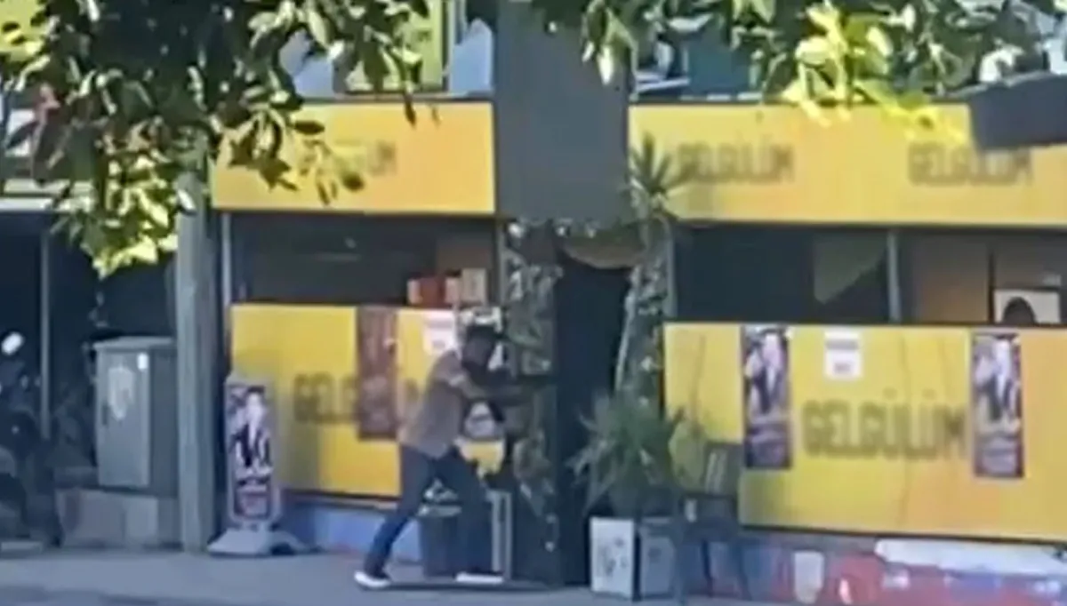 Sevgilisinin çalıştığı işletmeye tüfekle ateş açtı: Saldırı anı kamerada!