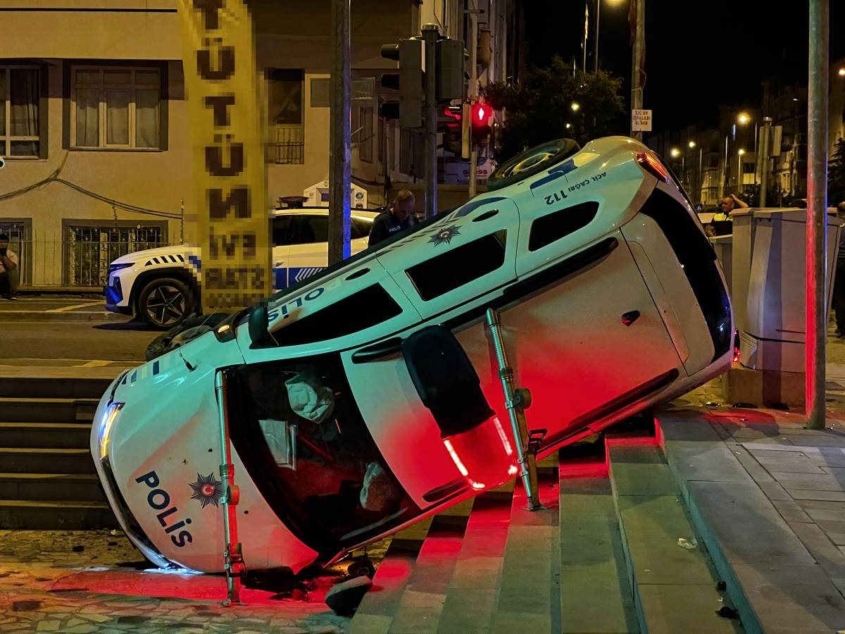 otomobil ile çarpışan polis aracı devrildi: 3 yaralı!