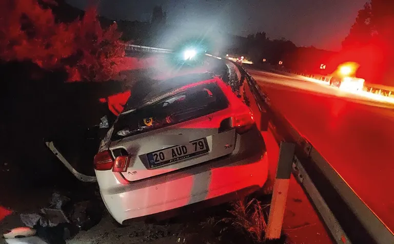 Bariyerlere çarpan otomobilde ölü ve yaralılar var!