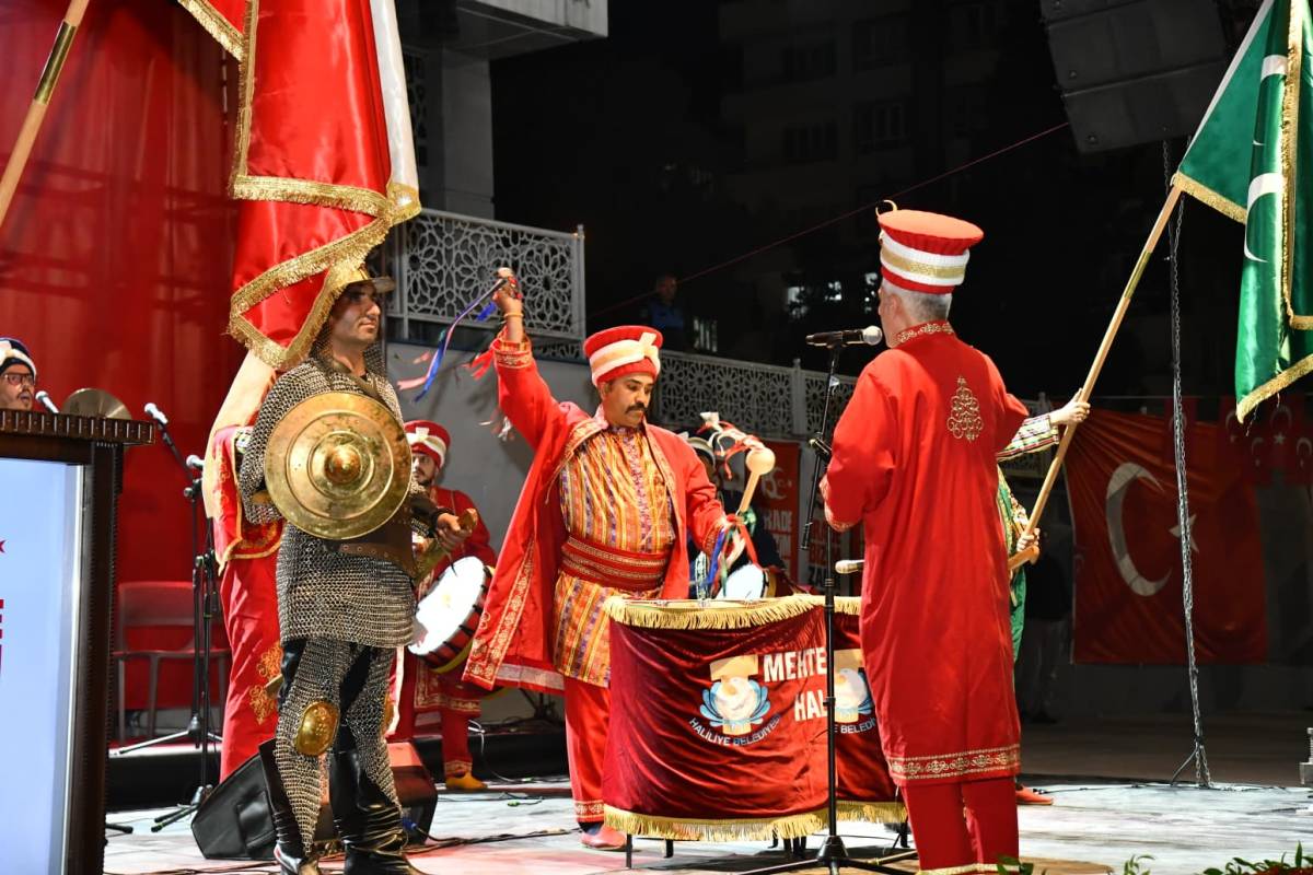 Urfa'da vatandaşlar meydanlara sığmadı!