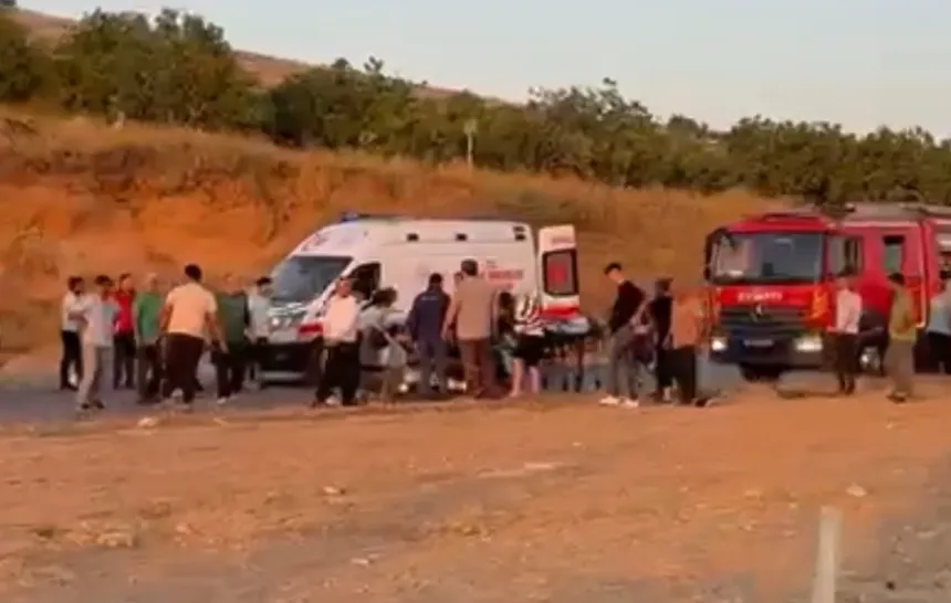 İki otomobil çarpıştı: Feci kazada çok sayıda ölü ve yaralı!