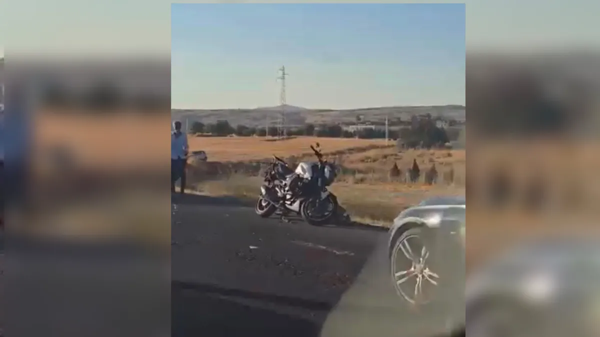 Motosiklet ile kamyonet çarpıştı!