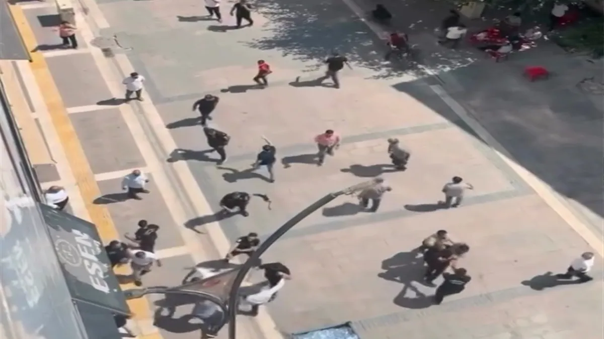 Kavga nedeni pes dedirtti: O anlar kameralara yansıdı!
