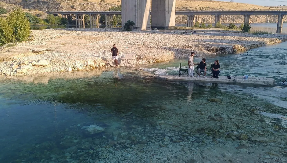 Fırat Nehri'nde can pazarı: Çok sayıda vatandaş kurtarıldı!