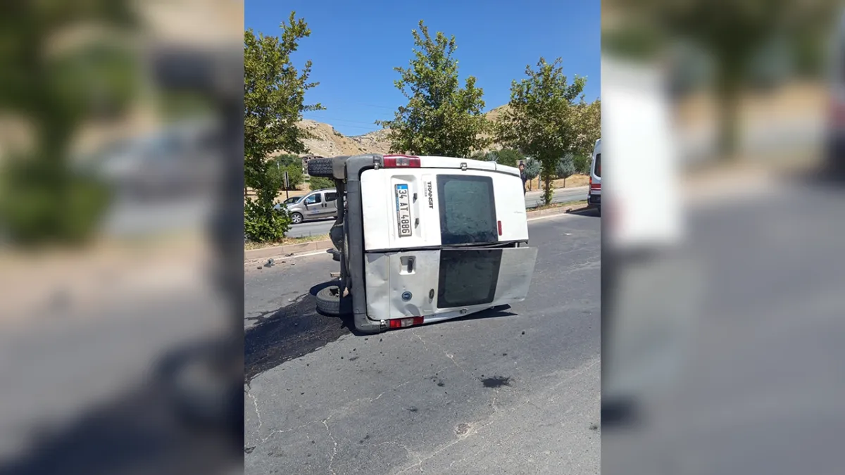 Hafif ticari araç ile minibüs çarpıştı: Yaralılar var!