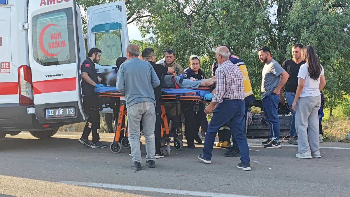 Hafif ticari araç tarım aracına çarptı: 1 ölü çok sayıda yaralı var!