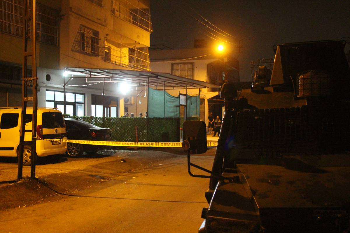 Kapüşonlu şüpheli kahvehaneye girip ateş açtı: Yaralılar var!