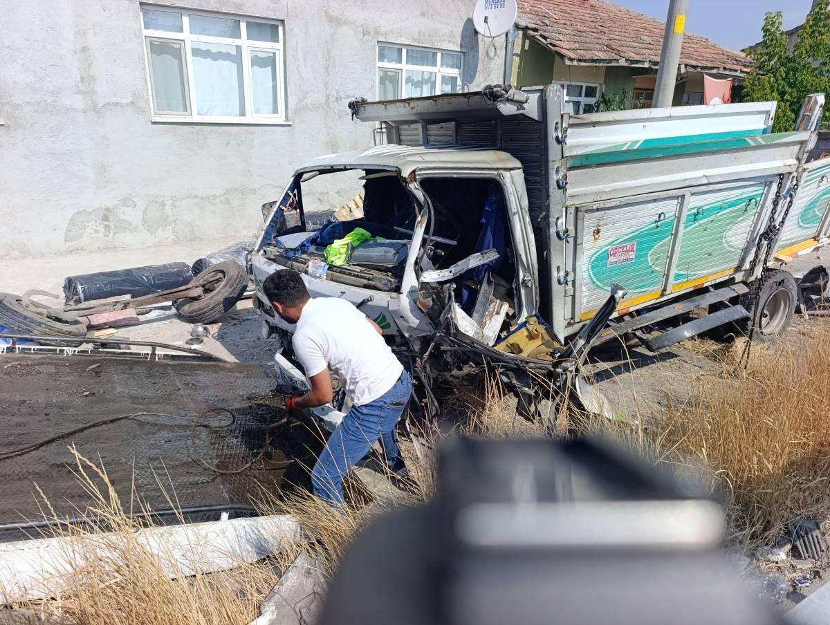 Feci kaza: Yolcu otobüsü kamyonete çarptı!