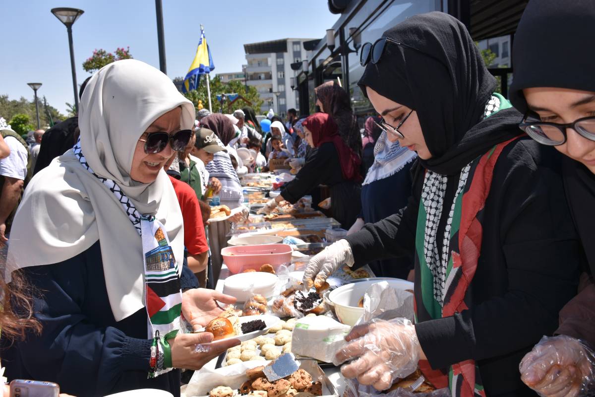 Siverek'te Filistin konvoyuna vatandaşlardan yoğun ilgi!