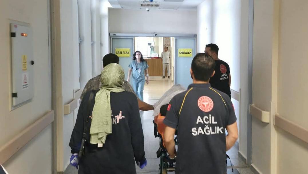 Sinir krizi geçirdi kendini bıçakladı!