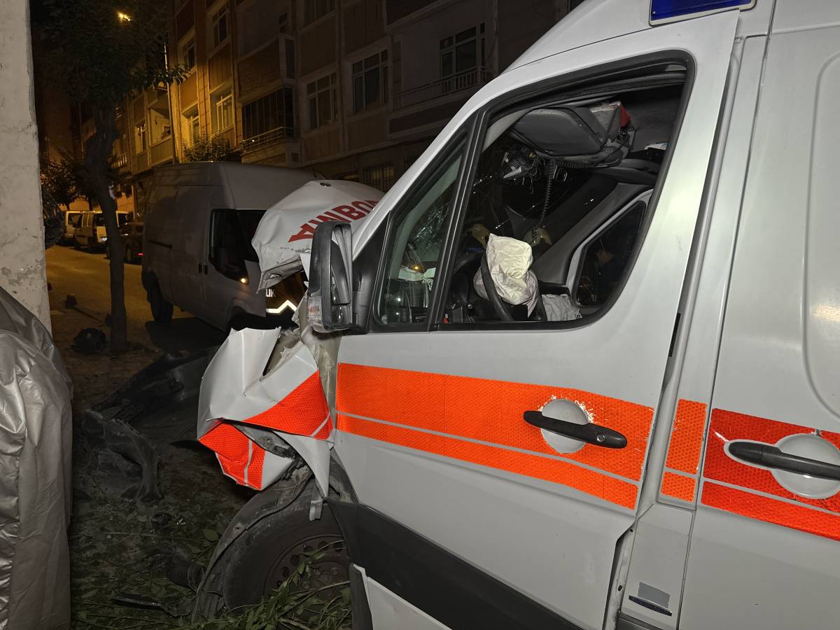 Ambulans ile otomobil çarpıştı: Yaralılar var!