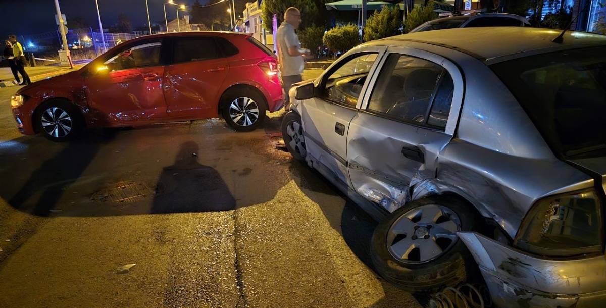 iki otomobil çarpıştı: 4 yaralı