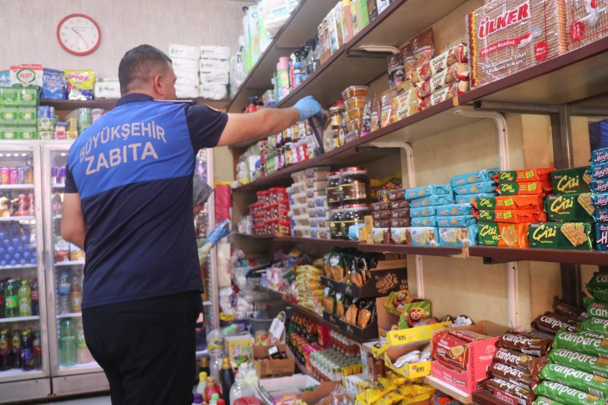 Urfa'daki marketler denetlendi! Tarihi geçmiş yüzlerce ürüne el konuldu!