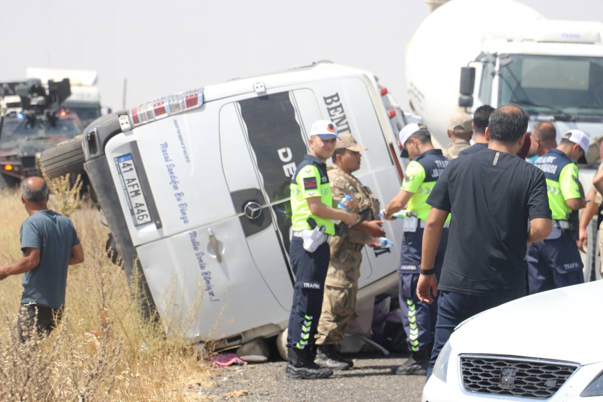Minibüs devrildi: Çok sayıda ölü ve yaralı var!