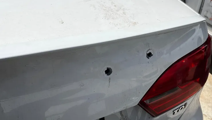 Urfa'da seyir halindeki araca silahlı saldırı: Yaralılar var!