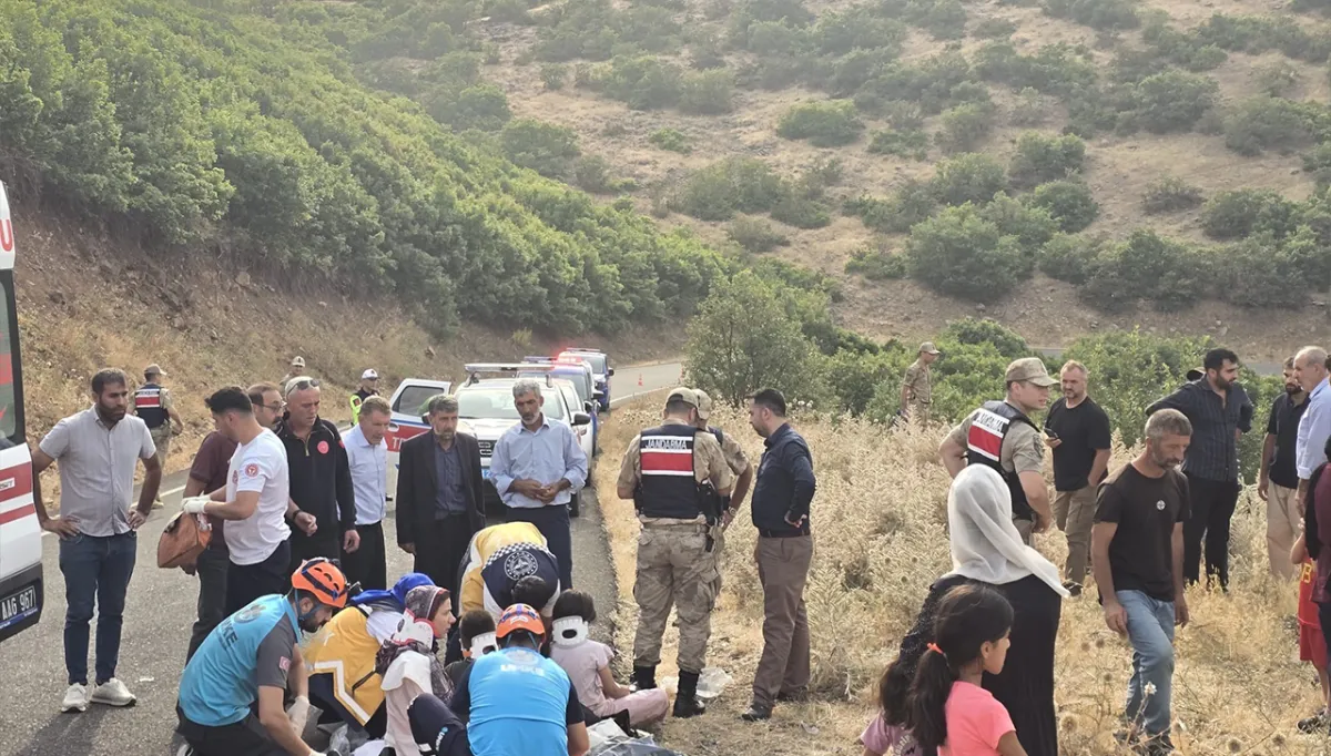 Minibüs şarampole yuvarlandı: Çok sayıda yaralı var!