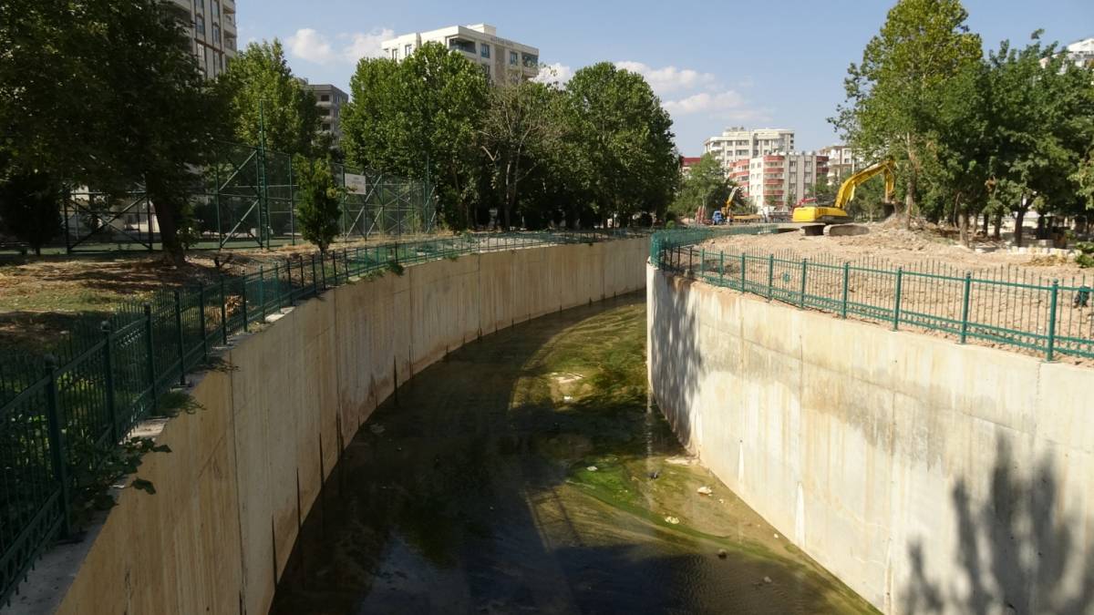 Yıldırım'dan Karaköprü’de 3 yıldır süren dere çalışmasına sert tepki!