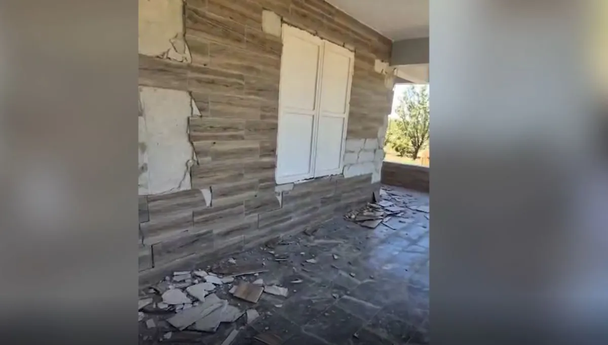 Urfa’da deprem sonrası bir evde hasar oluştu!