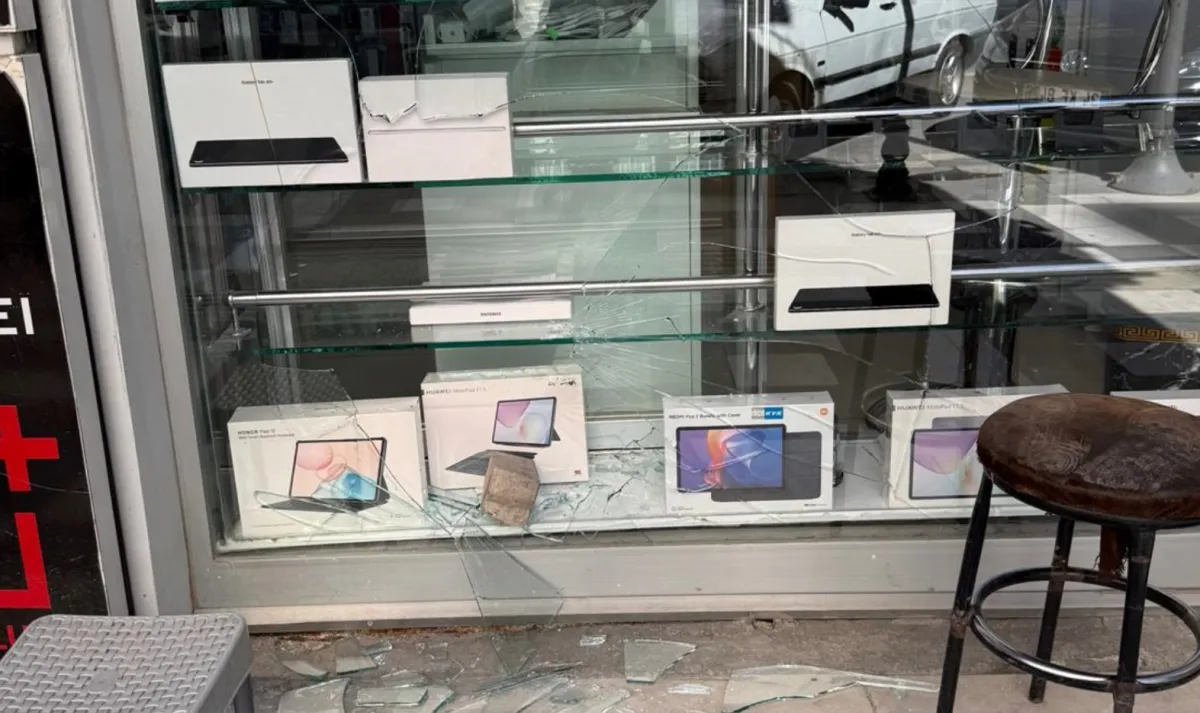 Urfa'da iş yerinin camını kırdılar: Telefon ve tablet çaldılar!