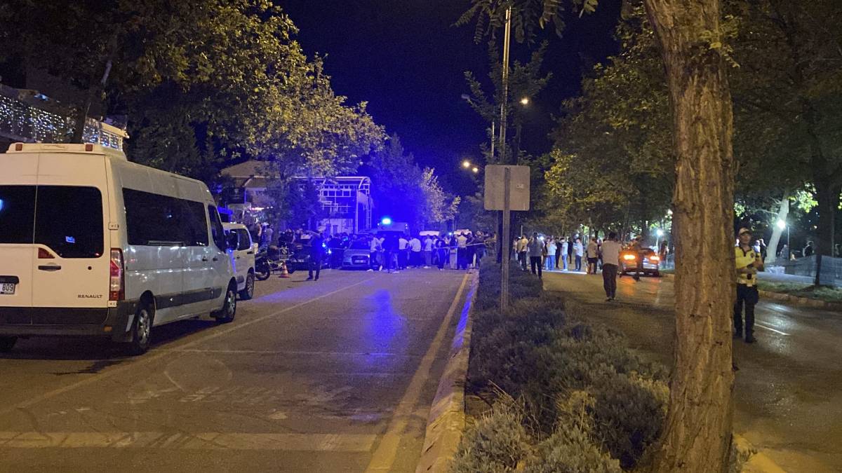 Kafeye silahlı saldırı: Ölü ve yaralılar var!