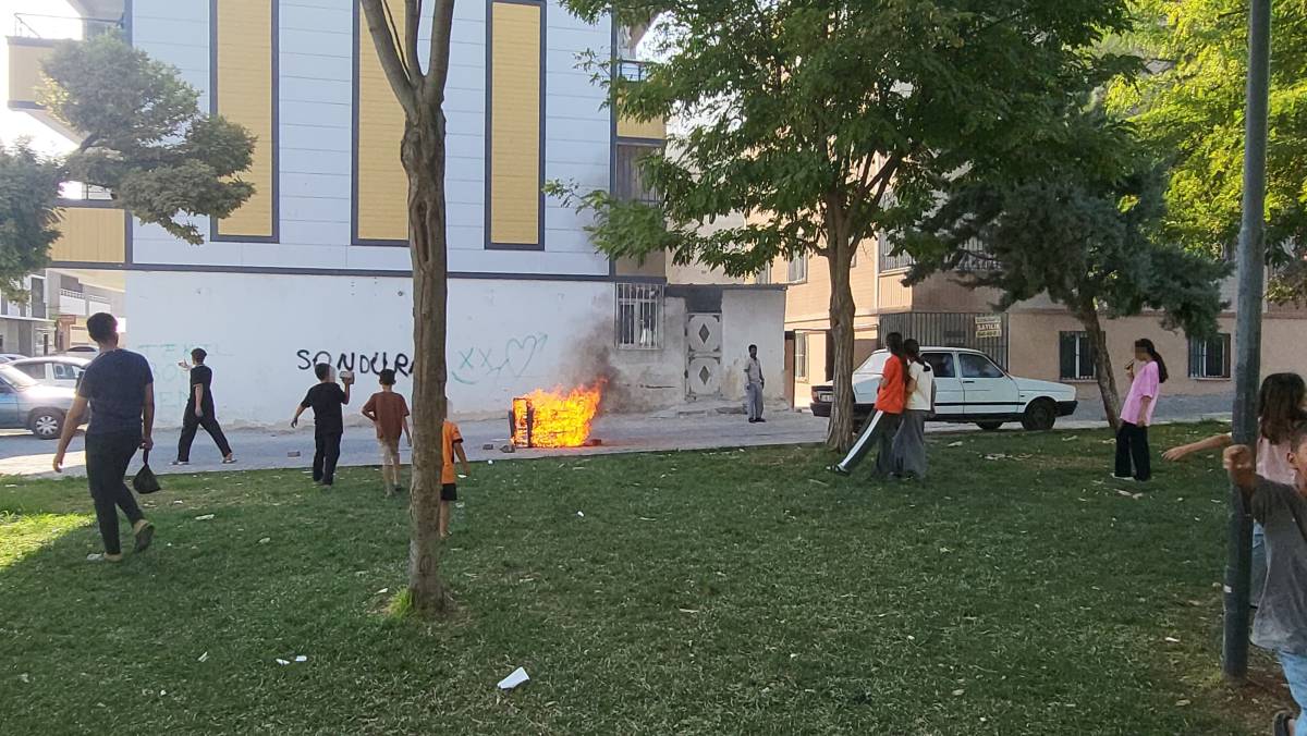 Urfa'da önce yaktılar: Sonra söndürmeye çalıştılar!