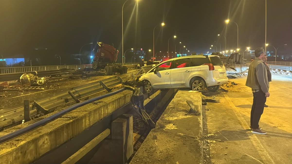 TIR ile otomobiller çarpıştı: Çok sayıda ölü ve yaralı var!