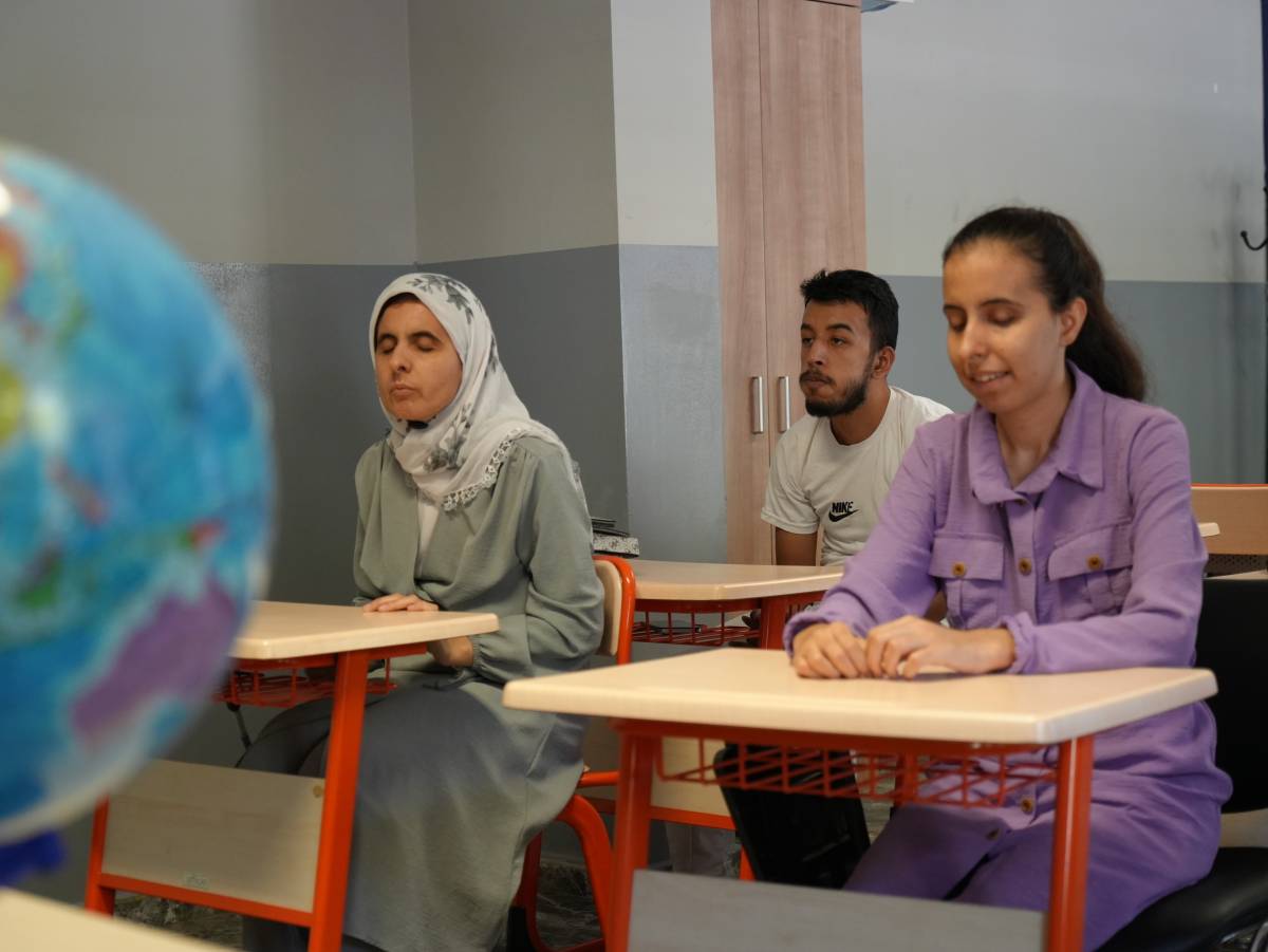 Görme engelli 3 kardeş azimle üniversiteyi kazandı!