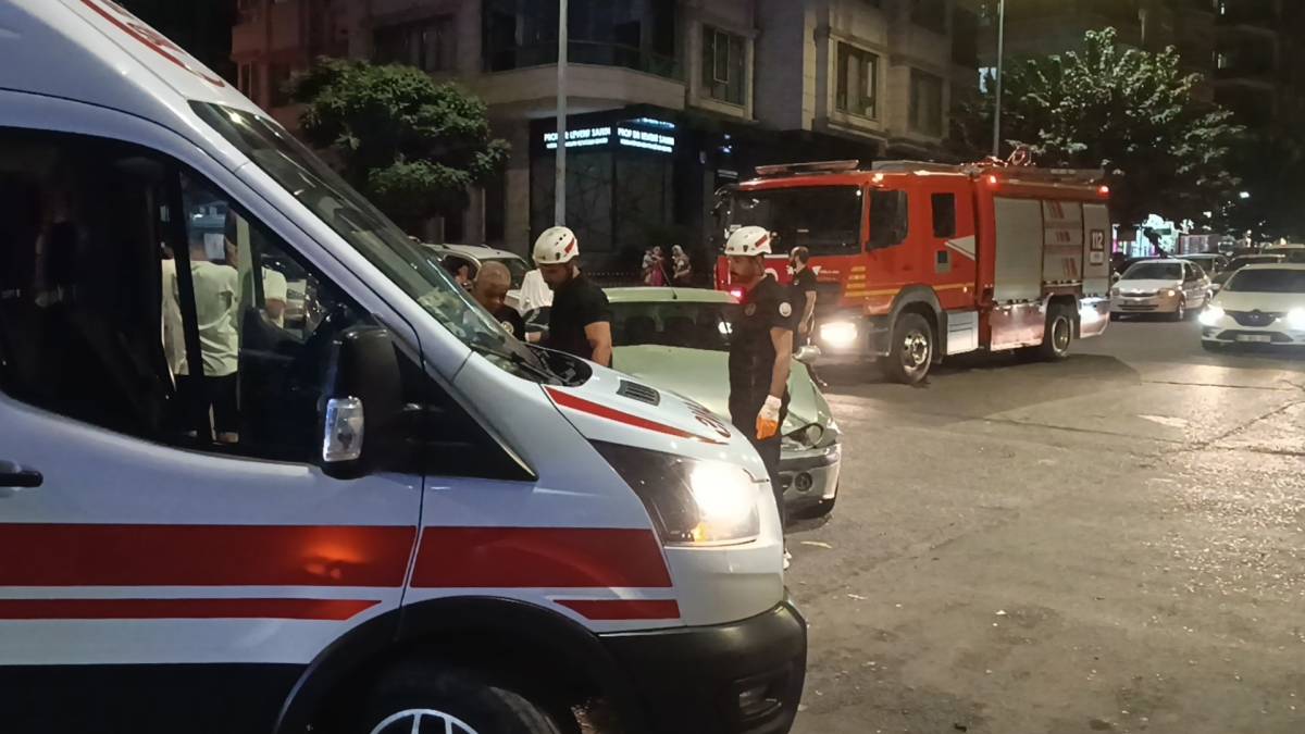 Urfa’da otomobiller çarpıştı: Polis memuru yaralandı!