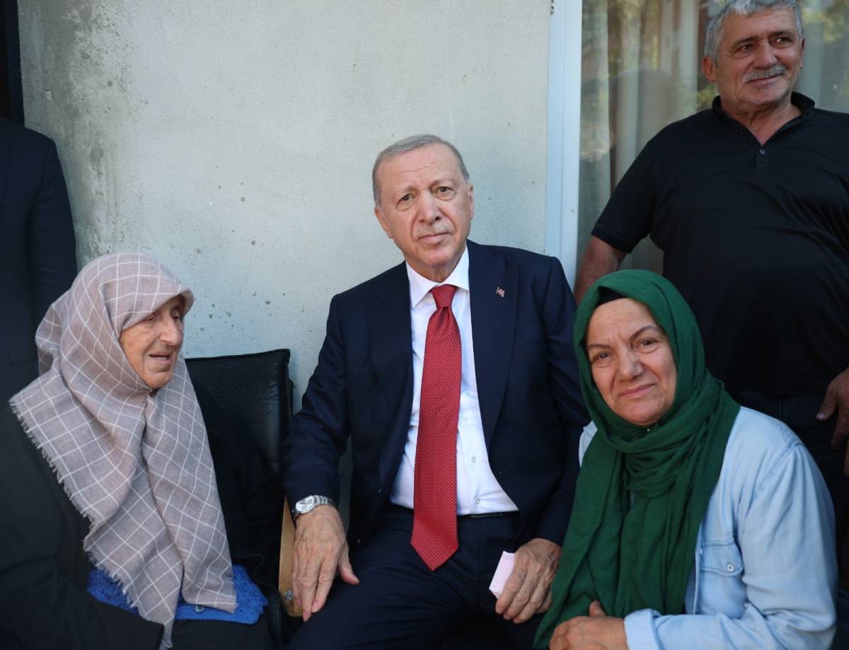 Cumhurbaşkanı Erdoğan, Rize'de komşularını ziyaret etti!